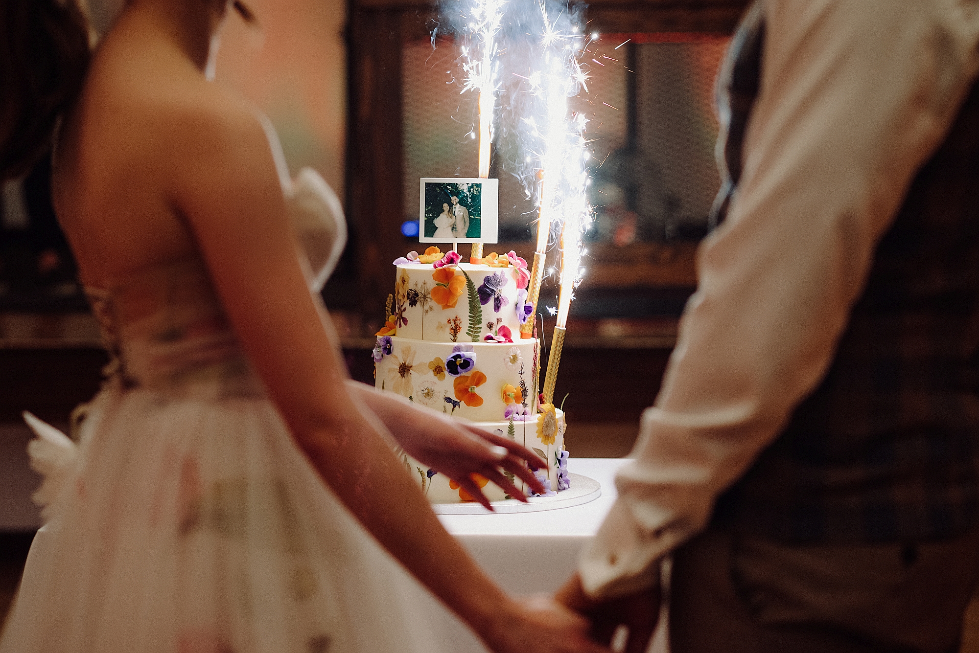 Blakkat ślubny tort ze zdjęciem Młodej Pary z instaxa