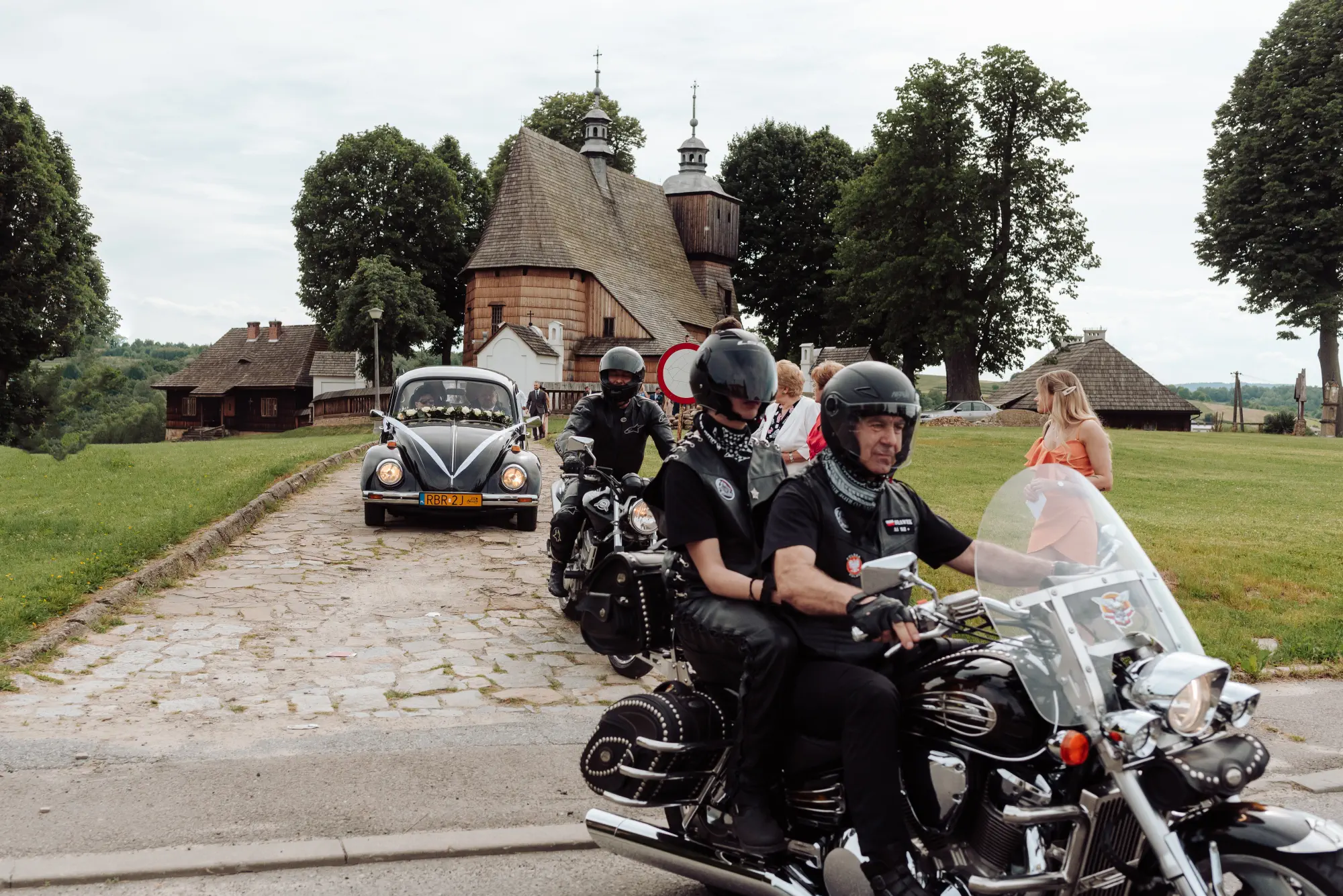 Motorowa eskorta państwa młodych w ujęciu Blakkat